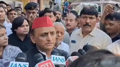 अखिलेश यादव का योगी सरकार पर हमला, बोले- 24 घंटे में बुलडोजर चलाने की बात का क्या हुआ?
समाजवादी पार्टी के राष्ट्रीय अध्यक्ष अखिलेश यादव ने लखनऊ अग्निकांड को लेकर उत्तर प्रदेश सरकार पर तीखा हमला बोला। उन्होंने कहा, "यही मुख्यमंत्री जी ने कहा था कि बुलडोजर चल जाएगा 24 घंटे में, क्या उस बिल्डिंग पर आज तक बुलडोजर चला?" अखिलेश ने आरोप लगाया कि सरकार अहंकार में चूर है और उसे न जनता की समस्याएं दिखाई दे रही हैं, न ही सुरक्षा व्यवस्था की खामियां समझ में आ रही हैं।
#AkhileshYadav #LucknowFire #UPPolitics #BreakingNews #SamajwadiParty