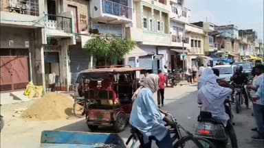 बड़े मंगल पर सेवा का अनूठा उदाहरण, राहगीरों को पिलाया शरबत
बड़े मंगल के पावन अवसर पर क्षेत्र में सेवा और श्रद्धा का सुंदर संगम देखने को मिला। सामाजिक कार्यकर्ताओं और स्थानीय लोगों ने राहगीरों के लिए शरबत वितरण शिविर लगाकर भीषण गर्मी में राहत पहुंचाई। इस दौरान बड़ी संख्या में लोगों ने शरबत ग्रहण किया। आयोजन में सक्रिय भूमिका निभाने वाले Vishal Srivastava ने कहा कि "सेवा का कार्य करने से दिल को सुकून मिलता है और समाज के प्रति अपनी जिम्मेदारी निभाने का अवसर मिलता है।" कार्यक्रम में सेवा भाव और समर्पण की मिसाल देखने को मिली।
#BadaMangal #SevaBhav #AzamgarhNews #SocialService #UPNews