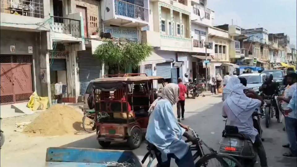 बड़े मंगल पर सेवा का अनूठा उदाहरण, राहगीरों को पिलाया शरबत
बड़े मंगल के पावन अवसर पर क्षेत्र में सेवा और श्रद्धा का सुंदर संगम देखने को मिला। सामाजिक कार्यकर्ताओं और स्थानीय लोगों ने राहगीरों के लिए शरबत वितरण शिविर लगाकर भीषण गर्मी में राहत पहुंचाई। इस दौरान बड़ी संख्या में लोगों ने शरबत ग्रहण किया। आयोजन में सक्रिय भूमिका निभाने वाले Vishal Srivastava ने कहा कि "सेवा का कार्य करने से दिल को सुकून मिलता है और समाज के प्रति अपनी जिम्मेदारी निभाने का अवसर मिलता है।" कार्यक्रम में सेवा भाव और समर्पण की मिसाल देखने को मिली।
#BadaMangal #SevaBhav #AzamgarhNews #SocialService #UPNews