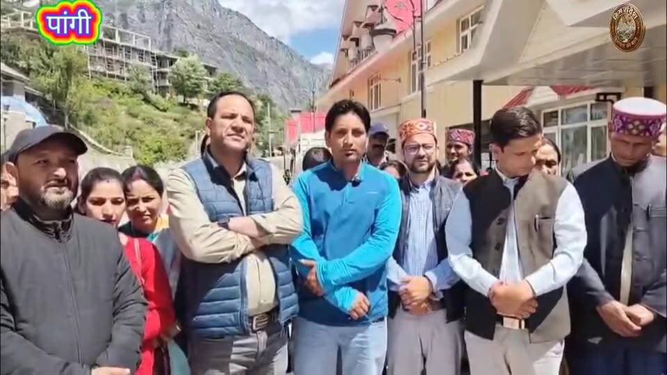 🚨 जनता ने चुना नए प्रतिनिधि, लेकिन अधिकार अब भी पुराने प्रतिनिधियों के पास!
किलाड़, पांगी। पांगी के नवनिर्वाचित पंचायत प्रतिनिधियों ने हिमाचल प्रदेश के राज्यपाल को ज्ञापन भेजकर पंचायत चुनावों के बाद भी शक्तियां न मिलने पर नाराजगी जताई है। उनका कहना है कि शपथ ग्रहण के बावजूद उन्हें कार्य करने की अनुमति नहीं दी गई है, जबकि पूर्व जनप्रतिनिधि अभी भी कार्यभार संभाले हुए हैं।
प्रतिनिधियों ने इसे लोकतांत्रिक व्यवस्था के विपरीत बताते हुए कहा कि इससे पंचायत स्तर पर विकास कार्य प्रभावित हो रहे हैं और आम जनता को परेशानियों का सामना करना पड़ रहा है। उन्होंने राज्यपाल से हस्तक्षेप कर नवनिर्वाचित प्रतिनिधियों को शीघ्र शक्तियां प्रदान करने की मांग की है।
प्रतिनिधियों ने चेतावनी दी है कि यदि समय रहते इस मामले का समाधान नहीं हुआ तो उन्हें न्यायालय का दरवाजा खटखटाने के लिए मजबूर होना पड़ेगा।
#PangiValley #PanchayatElection #PanchayatiRaj #HimachalPradesh #PangiNews #LocalGovernance #RuralDevelopment #DemocracyMatters #ChambaNews #VillageDevelopment #TribalArea #HimachalNews #PublicInterest #GrassrootsDemocracy #DevelopmentWorks
61552686991846:2048:हिम संदेश 100082477554491:2048:Pangi Administration 61575571462241:2048:PANGI KI AWAAJ का पार्ट 10