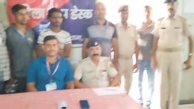 गया स्टेशन पर आरपीएफ की बड़ी कार्रवाई: दो मोबाइल चोर दबोचे, ₹35 हजार के चोरी के फोन बरामद
गया: गया रेल सुरक्षा बल (आरपीएफ) ने ऑपरेशन यात्री सुरक्षा के तहत बड़ी सफलता हासिल करते हुए दो शातिर मोबाइल चोरों को गिरफ्तार किया है। गिरफ्तार आरोपियों के पास से चोरी के दो महंगे मोबाइल फोन बरामद किए गए हैं, जिनकी अनुमानित कीमत करीब 35 हजार रुपये बताई गई है। कार्रवाई आरपीएफ, सीपीडीएस और जीआरपी की संयुक्त टीम द्वारा गया रेलवे स्टेशन परिसर में चलाए गए विशेष निगरानी अभियान के दौरान की गई।
मंगलवार को आरपीएफ पोस्ट गया के उपनिरीक्षक धीरेंद्र कुमार के नेतृत्व में आरपीएफ, सीपीडीएस एवं जीआरपी की संयुक्त टीम स्टेशन परिसर में गश्त कर रही थी। टीम रेलवे स्टेशन पर यात्रियों की सुरक्षा सुनिश्चित करने तथा आपराधिक गतिविधियों पर नजर रखने के लिए विशेष अभियान चला रही थी। इसी दौरान प्लेटफॉर्म संख्या-1 पर हावड़ा छोर स्थित फुट ओवर ब्रिज के नीचे दो युवक संदिग्ध परिस्थिति में दिखाई दिए। उनकी गतिविधियां संदिग्ध लगने पर सुरक्षा बलों ने उन्हें रोककर पूछताछ शुरू की।
पूछताछ में दोनों ने अपना नाम मोहम्मद साबिर अंसारी (26 वर्ष), निवासी अंसार, थाना पेलावल, जिला हजारीबाग (झारखंड) तथा सुधीर कुमार (25 वर्ष), निवासी किशनपुर, थाना बोधगया, जिला गया (बिहार) बताया। इसके बाद दोनों की विधिवत तलाशी ली गई। तलाशी के दौरान मोहम्मद साबिर अंसारी के पास से बिना सिम कार्ड का एक लॉक सैमसंग मोबाइल फोन तथा सुधीर कुमार के पास से एक लॉक रियलमी मोबाइल फोन बरामद हुआ। जब बरामद मोबाइल फोन के संबंध में पूछताछ की गई तो दोनों संतोषजनक जवाब नहीं दे सके। बाद में सख्ती से पूछताछ करने पर उन्होंने स्वीकार किया कि दोनों मोबाइल फोन गया रेलवे स्टेशन पर किसी रेल यात्री से चोरी किए गए थे। आरोपियों के स्वीकारोक्ति के बाद दोनों मोबाइल फोन जब्त कर लिए गए और दोनों को गिरफ्तार कर लिया गया।
इस मामले में उपनिरीक्षक धीरेंद्र कुमार की लिखित शिकायत के आधार पर जीआरपी थाना गया में कांड संख्या 166/2026 दर्ज किया गया है।
रेलवे सुरक्षा बल के अधिकारियों ने बताया कि यात्रियों की सुरक्षा और स्टेशन परिसर में चोरी, छिनतई तथा अन्य आपराधिक घटनाओं पर रोक लगाने के लिए ऑपरेशन यात्री सुरक्षा लगातार चलाया जा रहा है। इस कार्रवाई से रेलवे स्टेशन पर सक्रिय असामाजिक तत्वों में हड़कंप मच गया है।
गया स्टेशन से 27.16 लीटर शराब के साथ तीन पकड़े गए, दो
नाबालिग भी शामिल
गया; बिहार में पूर्ण शराबबंदी कानून को प्रभावी बनाने के लिए चलाए जा रहे अभियानों के बीच गया रेलवे स्टेशन पर रेल सुरक्षा बल (आरपीएफ) और जीआरपी ने संयुक्त कार्रवाई करते हुए भारी मात्रा में शराब बरामद की है। ऑपरेशन सतर्क के तहत की गई इस कार्रवाई में कुल 27.16 लीटर अंग्रेजी शराब एवं बीयर के साथ तीन लोगों को गिरफ्तार/निरुद्ध किया गया है। इनमें एक बालिग युवक और दो विधि-विरुद्ध बालक शामिल हैं।
#गयाजी
#bodhgayabihar
#LatestNews
#railwaystation
#gaya