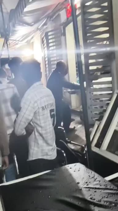 दर्दनाक हादसा 😢
मंदसौर के मदारपुरा निवासी 17 वर्षीय इरशाद मेव की करंट लगने से मौत हो गई। बताया जा रहा है कि घंटाघर क्षेत्र में दुकान बंद करते समय शटर में करंट फैल गया, जिसकी चपेट में आने से यह हादसा हुआ।