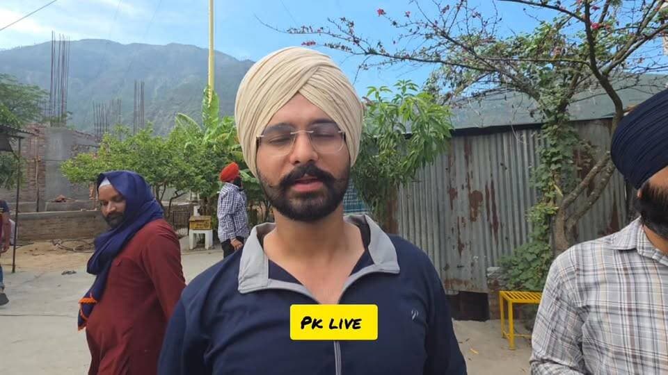 नगरासू गुरुद्वारा में शांतिपूर्ण माहौल!! श्रद्धालुओं में खुशी का माहौल!! कहा, ताली एक हाथ से नहीं बजती!!
रुद्रप्रयाग में नगरासू स्थित गुरुद्वारा साहिब में तनावपूर्ण घटनाक्रम आखिरकार समाप्त हो गया. चार दिनों तक चर्चा और चिंता का विषय बने इस प्रकरण का समाधान संवाद एवं आपसी सहमति के माध्यम से निकला. गुरुद्वारे की छत पर डटे निहंग सिख मंगलवार की शाम नीचे उतर आए और बाद में बुलेट पर सवार होकर अपने धार्मिक जयघोषों के साथ वहां से रवाना हो गए. #uttarakhand #rudraprayag #nagrasu #gurudwara #nihang
