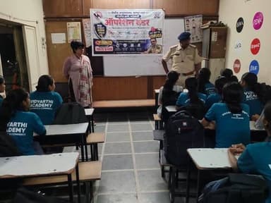 📚🚫 ऑपरेशन थंडर 2.0
पोलीस ठाणे भांडेवाडीतर्फे विनोबा भावे नगर येथील कोचिंग क्लासेसमध्ये विद्यार्थ्यांसाठी अमली पदार्थ विरोधी जनजागृती कार्यक्रम आयोजित करण्यात आला.
“नशामुक्त युवा – सशक्त भारत” या संदेशासह विद्यार्थ्यांना ड्रग्जच्या दुष्परिणामांबाबत मार्गदर्शन करण्यात आले व सुरक्षित, निरोगी आणि जबाबदार भविष्य घडविण्याचे आवाहन करण्यात आले.
#OperationThunder2_0 #DrugFreeNagpur #SayNoToDrugs #YouthAgainstDrugs #NagpurPolice NashaMuktBharat