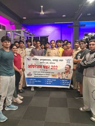 💪🚫 ऑपरेशन थंडर 2.0
युवक शक्तीच राष्ट्राची खरी ताकद!
सोनेगाव पोलीस स्टेशनतर्फे आमराई परिसर, Avis Gym (सोमलवाडा) व Nexus Gym (भेंडे लेआउट) येथे युवकांमध्ये अमली पदार्थ व व्यसनमुक्तीबाबत जनजागृती करण्यात आली.
“निरोगी युवक – सशक्त राष्ट्र” या संदेशासह युवकांनी व्यसनमुक्त व सुरक्षित समाज निर्मितीसाठी सक्रिय सहभागाचा निर्धार व्यक्त केला.
#OperationThunder2_0 #DrugFreeNagpur #SayNoToDrugs #YouthAgainstDrugs #NagpurPolice HealthyYouthStrongNation