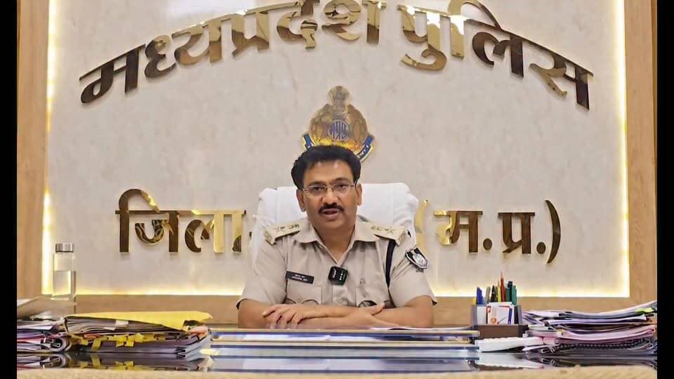 *"जादू-टोने के शक में मासूम का कत्ल: 12 साल के अंकुश को मौत के घाट उतार जंगल में फेंका शव, 48 घंटे में पुलिस ने खोला राज!"पुलिस अधीक्षक ने बैतूल में किया पुरे मामले का पर्दाफाश*
"जादू-टोने के शक में 12 साल के मासूम का कत्ल: जंगल में फेंका शव, 48 घंटे में पुलिस अधीक्षक ने बैतूल में किया पर्दाफाश
बैतूल जिले के मुलताई से दिल दहला देने वाली वारदात सामने आई है, जहां अंधविश्वास और जादू-टोने के शक में एक 12 वर्षीय मासूम की बेरहमी से हत्या कर दी गई। इस सनसनीखेज हत्याकांड का खुलासा मुलताई पुलिस ने महज 48 घंटे के भीतर करते हुए दो आरोपियों को गिरफ्तार कर लिया है। पुलिस अधीक्षक कार्यालय से पुलिस अधीक्षक में मंगलवार दोपहर 1:30 बजे जानकारी देते हुए बताया कि ताईखेड़ा गांव निवासी 12 वर्षीय अंकुश आहके 20 जून की दोपहर से लापता था। परिजनों ने पुलिस को बताया कि गांव का ही युवक सुदामा इनवाती उसे खेलने के बहाने अपने साथ ले गया था, जिसके बाद वह घर नहीं लौटा। शिकायत मिलते ही पुलिस ने गुमशुदगी का मामला दर्ज कर तलाश शुरू की।
जांच के दौरान पुलिस का शक सुदामा इनवाती पर गया। हिरासत में लेकर पूछताछ की गई तो उसने चौंकाने वाला खुलासा किया। आरोपी ने बताया कि उसने अपने साथी राकेश उइके के साथ मिलकर अंधविश्वास और जादू-टोने के शक में मासूम अंकुश की हत्या कर दी। दोनों आरोपियों ने पहले लोहे की रॉड से हमला किया, फिर रस्सी से गला घोंटकर उसकी जान ले ली।
हत्या के बाद आरोपियों ने शव को बोरी में बांधा और ग्राम सालईढाना के जंगल में एक नाले में फेंक दिया ताकि किसी को भनक न लगे। पुलिस ने आरोपियों की निशानदेही पर शव बरामद कर लिया और दोनों को गिरफ्तार कर लिया है।
पुलिस अधीक्षक वीरेन्द्र जैन ने लोगों से अंधविश्वास और अफवाहों से दूर रहने की अपील करते हुए कहा है कि वैज्ञानिक सोच और कानून पर भरोसा ही ऐसे जघन्य अपराधों को रोक सकता है। फिलहाल पुलिस मामले की आगे की जांच में जुटी हुई है।
#JusticeForAnkush #अंधविश्वास_की_कीमत #जादूटोने_के_शक_में_हत्या #बैतूल_पुलिस #BetulNews #BreakingNews #CrimeNews #48घंटे_में_खुलासा #मध्यप्रदेश_समाचार #PoliceAction #BetulPolice
#BetulNews
#Multai
#JusticeForAnkush
#BreakingNews
#CrimeNews
#MadhyaPradeshNews
#PoliceAction
#BlindMurderCase
#SuperstitionKills
#StopSuperstition
#Justice
#MPPolice
#ViralNews
#Exclusive
#अंधविश्वास_की_कीमत
#जादूटोने_के_शक_में_हत्या
#मासूम_की_हत्या
#बैतूल_समाचार
#मुलताई_समाचार का पार्ट 7