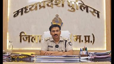 *"जादू-टोने के शक में मासूम का कत्ल: 12 साल के अंकुश को मौत के घाट उतार जंगल में फेंका शव, 48 घंटे में पुलिस ने खोला राज!"पुलिस अधीक्षक ने बैतूल में किया पुरे मामले का पर्दाफाश*
"जादू-टोने के शक में 12 साल के मासूम का कत्ल: जंगल में फेंका शव, 48 घंटे में पुलिस अधीक्षक ने बैतूल में किया पर्दाफाश
बैतूल जिले के मुलताई से दिल दहला देने वाली वारदात सामने आई है, जहां अंधविश्वास और जादू-टोने के शक में एक 12 वर्षीय मासूम की बेरहमी से हत्या कर दी गई। इस सनसनीखेज हत्याकांड का खुलासा मुलताई पुलिस ने महज 48 घंटे के भीतर करते हुए दो आरोपियों को गिरफ्तार कर लिया है। पुलिस अधीक्षक कार्यालय से पुलिस अधीक्षक में मंगलवार दोपहर 1:30 बजे जानकारी देते हुए बताया कि ताईखेड़ा गांव निवासी 12 वर्षीय अंकुश आहके 20 जून की दोपहर से लापता था। परिजनों ने पुलिस को बताया कि गांव का ही युवक सुदामा इनवाती उसे खेलने के बहाने अपने साथ ले गया था, जिसके बाद वह घर नहीं लौटा। शिकायत मिलते ही पुलिस ने गुमशुदगी का मामला दर्ज कर तलाश शुरू की।
जांच के दौरान पुलिस का शक सुदामा इनवाती पर गया। हिरासत में लेकर पूछताछ की गई तो उसने चौंकाने वाला खुलासा किया। आरोपी ने बताया कि उसने अपने साथी राकेश उइके के साथ मिलकर अंधविश्वास और जादू-टोने के शक में मासूम अंकुश की हत्या कर दी। दोनों आरोपियों ने पहले लोहे की रॉड से हमला किया, फिर रस्सी से गला घोंटकर उसकी जान ले ली।
हत्या के बाद आरोपियों ने शव को बोरी में बांधा और ग्राम सालईढाना के जंगल में एक नाले में फेंक दिया ताकि किसी को भनक न लगे। पुलिस ने आरोपियों की निशानदेही पर शव बरामद कर लिया और दोनों को गिरफ्तार कर लिया है।
पुलिस अधीक्षक वीरेन्द्र जैन ने लोगों से अंधविश्वास और अफवाहों से दूर रहने की अपील करते हुए कहा है कि वैज्ञानिक सोच और कानून पर भरोसा ही ऐसे जघन्य अपराधों को रोक सकता है। फिलहाल पुलिस मामले की आगे की जांच में जुटी हुई है।
#JusticeForAnkush #अंधविश्वास_की_कीमत #जादूटोने_के_शक_में_हत्या #बैतूल_पुलिस #BetulNews #BreakingNews #CrimeNews #48घंटे_में_खुलासा #मध्यप्रदेश_समाचार #PoliceAction #BetulPolice
#BetulNews
#Multai
#JusticeForAnkush
#BreakingNews
#CrimeNews
#MadhyaPradeshNews
#PoliceAction
#BlindMurderCase
#SuperstitionKills
#StopSuperstition
#Justice
#MPPolice
#ViralNews
#Exclusive
#अंधविश्वास_की_कीमत
#जादूटोने_के_शक_में_हत्या
#मासूम_की_हत्या
#बैतूल_समाचार
#मुलताई_समाचार का पार्ट 6