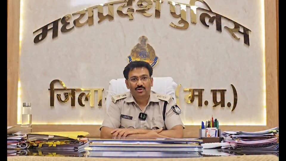 *"जादू-टोने के शक में मासूम का कत्ल: 12 साल के अंकुश को मौत के घाट उतार जंगल में फेंका शव, 48 घंटे में पुलिस ने खोला राज!"पुलिस अधीक्षक ने बैतूल में किया पुरे मामले का पर्दाफाश*
"जादू-टोने के शक में 12 साल के मासूम का कत्ल: जंगल में फेंका शव, 48 घंटे में पुलिस अधीक्षक ने बैतूल में किया पर्दाफाश
बैतूल जिले के मुलताई से दिल दहला देने वाली वारदात सामने आई है, जहां अंधविश्वास और जादू-टोने के शक में एक 12 वर्षीय मासूम की बेरहमी से हत्या कर दी गई। इस सनसनीखेज हत्याकांड का खुलासा मुलताई पुलिस ने महज 48 घंटे के भीतर करते हुए दो आरोपियों को गिरफ्तार कर लिया है। पुलिस अधीक्षक कार्यालय से पुलिस अधीक्षक में मंगलवार दोपहर 1:30 बजे जानकारी देते हुए बताया कि ताईखेड़ा गांव निवासी 12 वर्षीय अंकुश आहके 20 जून की दोपहर से लापता था। परिजनों ने पुलिस को बताया कि गांव का ही युवक सुदामा इनवाती उसे खेलने के बहाने अपने साथ ले गया था, जिसके बाद वह घर नहीं लौटा। शिकायत मिलते ही पुलिस ने गुमशुदगी का मामला दर्ज कर तलाश शुरू की।
जांच के दौरान पुलिस का शक सुदामा इनवाती पर गया। हिरासत में लेकर पूछताछ की गई तो उसने चौंकाने वाला खुलासा किया। आरोपी ने बताया कि उसने अपने साथी राकेश उइके के साथ मिलकर अंधविश्वास और जादू-टोने के शक में मासूम अंकुश की हत्या कर दी। दोनों आरोपियों ने पहले लोहे की रॉड से हमला किया, फिर रस्सी से गला घोंटकर उसकी जान ले ली।
हत्या के बाद आरोपियों ने शव को बोरी में बांधा और ग्राम सालईढाना के जंगल में एक नाले में फेंक दिया ताकि किसी को भनक न लगे। पुलिस ने आरोपियों की निशानदेही पर शव बरामद कर लिया और दोनों को गिरफ्तार कर लिया है।
पुलिस अधीक्षक वीरेन्द्र जैन ने लोगों से अंधविश्वास और अफवाहों से दूर रहने की अपील करते हुए कहा है कि वैज्ञानिक सोच और कानून पर भरोसा ही ऐसे जघन्य अपराधों को रोक सकता है। फिलहाल पुलिस मामले की आगे की जांच में जुटी हुई है।
#JusticeForAnkush #अंधविश्वास_की_कीमत #जादूटोने_के_शक_में_हत्या #बैतूल_पुलिस #BetulNews #BreakingNews #CrimeNews #48घंटे_में_खुलासा #मध्यप्रदेश_समाचार #PoliceAction #BetulPolice
#BetulNews
#Multai
#JusticeForAnkush
#BreakingNews
#CrimeNews
#MadhyaPradeshNews
#PoliceAction
#BlindMurderCase
#SuperstitionKills
#StopSuperstition
#Justice
#MPPolice
#ViralNews
#Exclusive
#अंधविश्वास_की_कीमत
#जादूटोने_के_शक_में_हत्या
#मासूम_की_हत्या
#बैतूल_समाचार
#मुलताई_समाचार का पार्ट 6