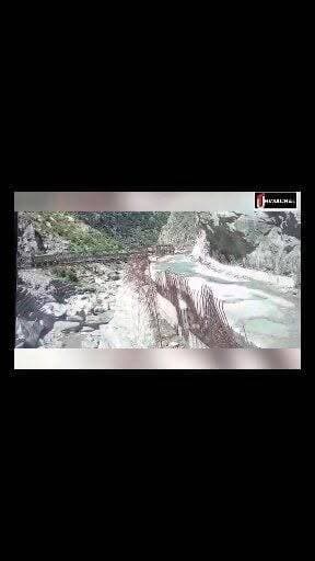 किन्नौर में NH-5 पर पुल टूटने का वीडियो आया सामने, पुल के साथ नीचे गिरा ट्रक
न्यूज़:
हिमाचल प्रदेश के किन्नौर में आज NH-5 पर बना एक पुल अचानक टूट गया। घटना के दौरान एक ट्रक पुल से गुजर रहा था, जो पुल टूटने के साथ ही नीचे गिर गया। हादसे के बाद प्रशासन ने एहतियात के तौर पर इस मार्ग पर वाहनों की आवाजाही रोक दी है। बताया जा रहा है कि यह पुल लाहौल-स्पीति के काजा और शिमला जिले को किन्नौर से जोड़ता था। घटना का वीडियो अब सामने आ गया है, जो सोशल मीडिया पर तेजी से वायरल हो रहा है। प्रशासन और संबंधित विभाग मौके पर स्थिति का जायजा लेने में जुटे हैं।
#किन्नौर #NH5 #BridgeCollapse #TruckAccident #HimachalNews #ViralVideo #UniqueTodayNews #यूनिक_टुडे_न्यूज़ #UTHimachal