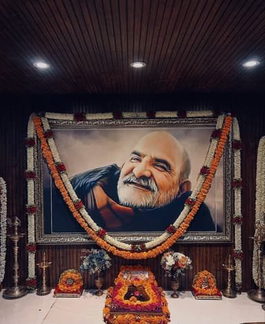 🌼चरण पादुका सेवा🌼
#नीमकरौरीधामइंदौर
#ram #hanuman #sitaram #neemkarolibaba
