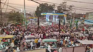 मुहर्रम को लेकर ताजिया तैयार करने में जुटे कलाकार,मुहर्रम से पूर्व ढोल नगाड़ा के साथ जुलूस निकाल दिखाया करतब
#दलसिंहसराय में संघर्ष और कुर्बानी की याद में मनाया जाने वाला मुहर्रम पर्व की तैयारी जोर-शोर से चल रही है.शहरी क्षेत्रों में युवक आकर्षक ताजिया निर्माण में जुटे हैं, जबकि कई जगह कलाकारों से ताजिया बनवाया जा रहा है.वही मुहर्रम से पूर्व तैयारी को लेकर शहर के नवादा में ढोल नगाड़ा के साथ जुलूस निकाल युवकों ने दिखाया करतब...