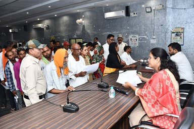 कलेक्टर श्री कुन्दन कुमार के निर्देशन में आयोजित जनदर्शन में मिले 180 से अधिक आवेदनl
जाति प्रमाण पत्र, नाम सुधार, स्ट्रीट लाइट एवं अतिक्रमण सहित सभी आवेदनों पर नियमानुसार कार्यवाही प्रारंभ।
#mungeli #chhattisgarh