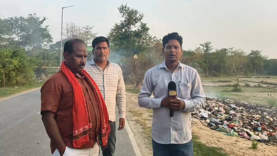 मऊ जनपद के नगर पंचायत वलीदपुर द्वारा मुख्य सड़क पर कूड़ा दम कर जलाई जा रही आग धुंए से राहगीरों के घुट रहे दम, सड़क दुर्घटना की बढ़ी संभावना राहगीरों ने नगर पंचायत पर लगाया गंभीर आरोप
#MYogiAdityanath #MAU #AKSharma #जिलाधिकारीमऊ #maunews #AkhileshYadav