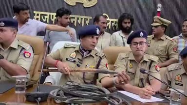 मुजफ्फरनगर के SSP संजय वर्मा के हाथ में जो हथियार है उससे जानवरों की तरह बंधक बनाये गये मजदूरों को टार्चर किया जाता था. अंकित बालियान नाम के गुंडे ने अपनी दोना फैक्ट्री में एक दर्जन मजदूर कई साल से बंधक बनाये हुए थे. उनको कुछ घंटे पहले मुक्त कराया गया तो उनकी हालत जानवरों से बदतर थी. किसी के शरीर पर बेतहाशा चोटों के निशान थे तो किसी को मार-मारकर हाथ-पांव सुजा दिये गये थे. फैक्ट्री में काम के बाद लॉकअप में मजदूरों को बंद रखा जाता था. 24 घंटे में एक बार खाना मिलता था और खाने में होती थी चोकर की रोटी, नमक और हरी मिर्च. यूपी के अलग-अलग इलाकों से इन मजदूरों को 12 हजार रूपये वेतन का लालच देकर लाया गया था. पुलिस जांच में यह भी पाया गया कि अंकित बालियान की थर्ड डिग्री से टार्चर करके 3 मजदूरों को मार डाला. मारे गये एक मजदूर की शनाख्त कर ली गयी है. #uttarpadesh #viral #instagram #police