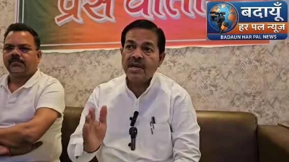 ▪️कासगंज से लखनऊ (ऐशबाग) के बीच चलेगी नई एक्सप्रेस ट्रेन, रेल मंत्री ने दी मंजूरी.
नई दिल्ली:कासगंज और लखनऊ संभाग के रेल यात्रियों के लिए एक बड़ी और खुशखबरी वाली खबर है। रेल मंत्रालय ने कासगंज से लखनऊ (ऐशबाग) के बीच एक नई एक्सप्रेस ट्रेन के परिचालन को हरी झंडी दे दी है। यह नई ट्रेन वाया बदायूँ, बरेली, पीलीभीत, पूरनपुर, मैलानी, लखीमपुर और सीतापुर होकर चलेगी।
▪️रेल मंत्री ने पत्र लिखकर दी जानकारी.
केंद्रीय रेल मंत्री श्री अश्विनी वैष्णव ने केंद्रीय मंत्री श्री B L Verma के पत्र का संदर्भ लेते हुए उन्हें लिखित में सूचित किया है कि जनसुविधा को ध्यान में रखते हुए इस नए रूट पर ट्रेन चलाने की स्वीकृति प्रदान कर दी गई है।
ट्रेन नंबर और रूट,रेल मंत्रालय द्वारा दी गई मंजूरी के अनुसार, इस नई ट्रेन सेवा का विवरण इस प्रकार है:
ट्रेन संख्या: 15312 / 15311
नाम: कासगंज - ऐशबाग (लखनऊ) एक्सप्रेस
मुख्य स्टेशन (रूट): कासगंज,बदायूँ, बरेली, पीलीभीत, पूरनपुर, मैलानी, लखीमपुर, सीतापुर और ऐशबाग (लखनऊ)।
इस नई ट्रेन के शुरू होने से तराई और रुहेलखंड क्षेत्र के जिलों जैसे बरेली, पीलीभीत, लखीमपुर खीरी और सीतापुर के लोगों को राजधानी लखनऊ और कासगंज की ओर आने-जाने के लिए सीधा और सुलभ साधन मिल जाएगा। उम्मीद जताई जा रही है कि रेलवे जल्द ही इस ट्रेन के समय सारणी (टाइम टेबल) और परिचालन शुरू होने की तारीख की घोषणा करेगा।
#badaunharpalnews #budaunharpal #badaunharpal #UttarPradeshNews #badaunnews #ujhani #AshwiniVaishnaw #tv #socialmediamarketing #budaun #badaun #indianrailways #lucknow बदायूँ हर पल न्यूज़ B. L. Verma Rajeev Kumar Gupta @badaunharpalnews