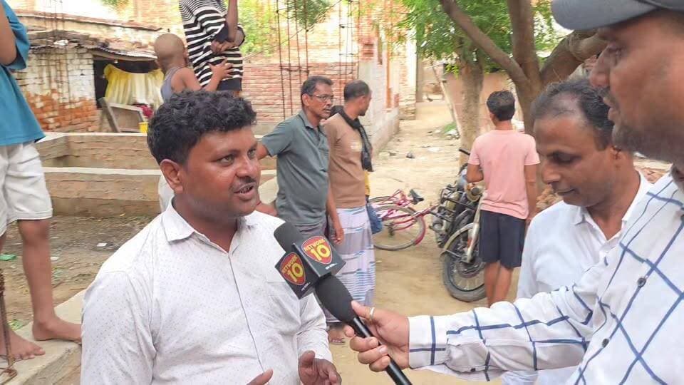 मुबारकपुर से सीधा संदेश! 'नेता नहीं आए, योजनाएं आईं' — दलित बस्ती की ग्राउंड रिपोर्ट ने बढ़ाई सियासी हलचल
मुबारकपुर की दलित बस्ती में ग्राउंड रिपोर्ट के दौरान स्थानीय लोगों ने खुलकर अपनी राय रखी। लोगों ने दावा किया कि क्षेत्रीय विधायक कभी उनके बीच नहीं पहुंचे, जबकि केंद्र और राज्य सरकार की योजनाओं का लाभ उन्हें मिला। सड़क, राशन, आवास और सुरक्षा जैसे मुद्दों पर लोगों ने अपनी बात रखी। चुनावी माहौल के बीच जनता की यह राय अब राजनीतिक गलियारों में चर्चा का विषय बन रही है।
#Mubarakpur #Azamgarh #GroundReport #UPPolitics #Mission2027 #BJP #SamajwadiParty #PoliticalNews #ViralVideo #HindiNews #मुबारकपुर #आजमगढ़ #ग्राउंड_रिपोर्ट #यूपी_राजनीति #मिशन2027 #जनता_की_आवाज #वायरल_वीडियो #हिंदी_समाचार #ब्रेकिंग_न्यूज #AzamgarhNews