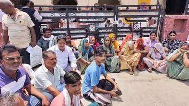 बारां नगर परिषद के ठोका ताला, ताला ठोककर वार्ड नंबर 25, 26, के लोग बैठे बहार,
सड़क व नाली निर्माण की मांग को लेकर अटरू रोड स्थित कुंज बिहारी कॉलोनी वासियों ने पहले किया रोड जाम, अब महिलाओं व पुरुषों ने नगर परिषद पहुंच मुख्य द्वार पर ताला जड़ कर किया विरोध प्रदर्शन, लंबे समय से सड़क व नालीयों की हालत हो रही है खराब, कई बार शिकायत करने के बाद भी नहीं हुआ समाधान।।
#dcdmbaran #nagarprishadbaran #kunjbiharicolonybaran #trendingnews #viralnews #BreakingNews #vairalpost #barannagarprishad #pradarshan #Talabandi