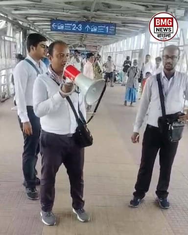 রেল যাত্রায় আর নয় ছাড়! শিয়ালদা ডিভিশনে কড়া নির্দেশিকা: বিনা টিকিটে জরিমানা দ্বিগুণ, স্টেশন নোংরা করলেই খেসারত
নিজস্ব প্রতিবেদক, কলকাতা: ট্রেন ভ্রমণ আর আগের মতো সহজ থাকছে না নিয়ম ভাঙলে! রেল যাত্রীদের নিরাপত্তা, স্বচ্ছতা এবং শৃঙ্খলা বজায় রাখতে ভারতীয় রেলের ‘জন বিশ্বাস (সংশোধনী) আইন, ২০২৬’-এর অধীনে নতুন ও কড়া নির্দেশিকা কার্যকর করা হয়েছে। শিয়ালদা ডিভিশনসহ পূর্ব রেলের প্রতিটি স্টেশনে এখন থেকে জারি হয়েছে কড়া নজরদারি। গত ২০ জুন, ২০২৬ থেকে এই নতুন নিয়মাবলী কার্যকর হয়েছে।
বিনা টিকিটে ভ্রমণ: জরিমানা ৫০০ টাকা
দীর্ঘদিন ধরে চলা ২৫০ টাকার জরিমানার নিয়মে ইতি টেনেছে রেল। এখন থেকে কোনো যাত্রী বৈধ টিকিট ছাড়া ধরা পড়লে তাকে সর্বনিম্ন ৫০০ টাকা জরিমানা দিতে হবে। সেই সঙ্গে ওই স্টেশনের দূরত্ব অনুযায়ী যাত্রাপথের ভাড়াও দিতে হবে। টিটিই-র কাছে ধরা পড়লে জরিমানার অর্থ অন-দ্য-স্পট আদায় করা হবে।
জরিমানা দিতে অস্বীকার করলে কী হবে?
রেল কর্তৃপক্ষের স্পষ্ট বার্তা, জরিমানা দিতে অস্বীকার করলে অথবা দিতে অসমর্থ হলে, রেলওয়ে আইনের ১৩৭ ও ১৩৮ ধারা অনুযায়ী আইনি ব্যবস্থা নেওয়া হবে। ক্ষেত্রবিশেষে যাত্রীকে ম্যাজিস্ট্রেটের সামনে তোলা হতে পারে এবং অপরাধের গুরুত্ব অনুযায়ী ৬ মাস পর্যন্ত জেল বা আরও বড় অঙ্কের জরিমানার বিধান রয়েছে।
স্টেশন চত্বরে আর ফেলা যাবে না আবর্জনা
স্টেশন এবং ট্রেনের ভেতরে স্বচ্ছতা বজায় রাখতে রেল কর্তৃপক্ষ 'জিরো টলারেন্স' নীতি নিয়েছে। স্টেশন চত্বরে যেখানে সেখানে আবর্জনা ফেলা, পানের পিক ফেলা বা নোংরা করলে তাৎক্ষণিক ৫০০ টাকা পর্যন্ত জরিমানা করা হবে। বিভিন্ন স্টেশনে অডিও অ্যানাউন্সমেন্ট এবং সচেতনতামূলক পোস্টারের মাধ্যমে যাত্রীদের এই বিষয়ে সতর্ক করা হচ্ছে।
অবৈধ হকার ও ভিক্ষুকদের বিরুদ্ধে কড়া পদক্ষেপ
স্টেশন চত্বর জবরদখল মুক্ত করতেও শিয়ালদা ডিভিশন যুদ্ধকালীন তৎপরতায় কাজ করছে। অবৈধ হকারি ও ভিক্ষাবৃত্তি সম্পূর্ণ নিষিদ্ধ করা হয়েছে। নতুন নিয়ম অনুযায়ী:
হকার ও ভিক্ষুক: অননুমোদিতভাবে রেল এলাকায় ব্যবসা বা ভিক্ষাবৃত্তি করলে ২,০০০ টাকা পর্যন্ত জরিমানা হতে পারে। বারবার একই অপরাধ করলে জেল হেফাজতেরও সংস্থান রাখা হয়েছে।
উচ্ছেদ অভিযান: শিয়ালদা ও হাওড়া ডিভিশনের বিভিন্ন স্টেশন চত্বরে অবৈধ দোকান উচ্ছেদে ইতিমধ্যে বুলডোজার চালানো হয়েছে। যাত্রীদের চলাচলের সুবিধার্থে স্টেশনের প্ল্যাটফর্ম ও চত্বর দখলমুক্ত করার প্রক্রিয়া চলমান।
অন্যান্য গুরুত্বপূর্ণ অপরাধ ও জরিমানা:
মহিলা কামরায় পুরুষ যাত্রীর প্রবেশ: ২,৫০০ টাকা।
ট্রেন বা স্টেশনে ধূমপান: ২,০০০ টাকা।
বিপজ্জনক বা দাহ্য বস্তু বহন: ন্যূনতম ১০,০০০ টাকা।
অশালীন আচরণ বা মত্ত অবস্থা: ১,০০০ টাকা।
রেল কর্তৃপক্ষের তরফে নিত্যযাত্রীদের উদ্দেশ্যে বিনীত অনুরোধ, ভ্রমণের সময় অবশ্যই বৈধ টিকিট সংগ্রহ করুন এবং রেলের নিয়ম মেনে যাত্রা করুন। ডিজিটাল প্ল্যাটফর্ম যেমন UTS অ্যাপ, এটিভিএম (ATVM) এবং কিউআর কোড স্ক্যানার ব্যবহার করে অনায়াসেই টিকিট কাটুন। শৃঙ্খলা বজায় রাখতে রেলের সাথে সহযোগিতা করুন, অন্যথায় আপনার একটি ছোট ভুল পকেটের উপর বড় চাপ সৃষ্টি করতে পারে।