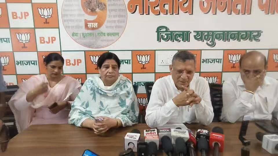 यमुनानगर /इमरजेंसी को लेकर BJP का हमला, यमुनानगर में प्रेस कॉन्फ्रेंस कर कांग्रेस पर साधा निशाना।।
#Emergency1975 #SamvidhanHatyaDiwas #BJP #HaryanaPolitics #Yamunanagar #PoliticalNews #IndiaNews