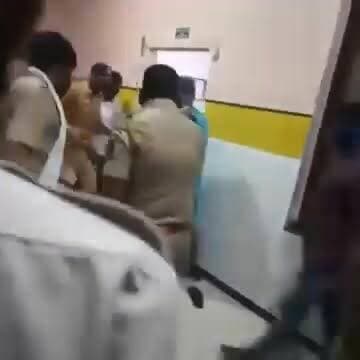 इस वीडियो को देखकर दिल दहल जाता है। क्या हाथ जोड़कर रहम की भीख मांगते इंसान पर इस तरह लाठियां बरसाना सही है? अगर कानून सबके लिए बराबर है, तो यह क्रूरता सिर्फ आम जनता के साथ ही क्यों?
#SocialJustice #SystemFailure #LawAndOrder #viralvideoシ