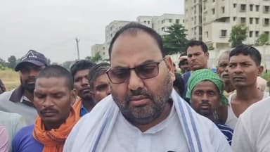 विधायक प्रमोद कुमार सिंह ने घटना के संबंध में क्या कुछ कहा जरूर सुने
रफीगंज प्रखंड के कासमा थाना क्षेत्र के अरथुआ पति की प्रताड़ना से परेशान महिला ने दो मासूम बेटियों के साथ नदी में कूदकर दी जान,
इलाके में मचा हड़कंप, विधायक प्रमोद सिंह पहुंच दिया सांत्वना, विधायक ने क्या कहा सुने।
#रफीगंज
#कासमा_थाना
#अरथुआ
#AurangabadNews
#BiharNews
#BreakingNews
#प्रमोद_कुमार_सिंह
#SadNews
#JusticeForVictims
#हादसा
#औरंगाबाद
#बिहार_समाचार