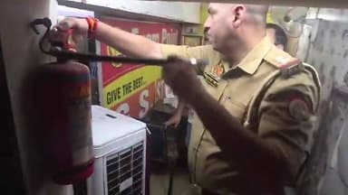 आगरा में कोचिंग संस्थान की बड़ी लापरवाही उजागर, खराब मिला अग्निशामक यंत्र
पुलिस की सख्ती: "खराब सिलेंडर से आग नहीं बुझती, छात्रों की जान से खिलवाड़ बर्दाश्त नहीं"
हालिया अग्निकांडों के बाद सुरक्षा मानकों की जांच तेज, कोचिंग संचालकों में हड़कंप
✒️रिपोर्ट स्टेट हेड रोशन लाल श्रीवास्तव एनसीआर
आगरा। शिक्षा संस्थानों में अग्नि सुरक्षा को लेकर प्रशासन की सख्ती के बीच आगरा में एक कोचिंग संस्थान की बड़ी लापरवाही सामने आई है। निरीक्षण के दौरान पुलिस और संबंधित अधिकारियों को संस्थान में रखा गया अग्निशामक यंत्र (फायर एक्सटिंग्विशर) खराब मिला। इस पर पुलिस ने कड़ी नाराजगी जताते हुए कोचिंग संचालक के खिलाफ कार्रवाई शुरू की। घटना का वीडियो सोशल मीडिया पर वायरल होने के बाद सुरक्षा मानकों को लेकर नई बहस छिड़ गई है।
प्रदेश में हाल के दिनों में सामने आए अग्निकांडों के बाद प्रशासन द्वारा स्कूलों, कोचिंग संस्थानों और व्यावसायिक प्रतिष्ठानों की सुरक्षा व्यवस्थाओं की विशेष जांच कराई जा रही है। इसी क्रम में आगरा में एक कोचिंग संस्थान के निरीक्षण के दौरान अधिकारियों को गंभीर लापरवाही देखने को मिली।
जांच के दौरान पाया गया कि संस्थान में रखा गया अग्निशामक यंत्र कार्यशील स्थिति में नहीं था। इस पर मौके पर मौजूद पुलिस अधिकारियों ने कड़ी नाराजगी व्यक्त की। वायरल वीडियो में पुलिसकर्मी को यह कहते हुए सुना जा रहा है कि, "तुम ही बुझा लेना इससे धरती के सारे मानव, खराब है यह... लोगों की जान से खेलने नहीं देंगे।"
अधिकारियों का कहना है कि अग्निशामक यंत्र केवल दिखावे के लिए नहीं बल्कि आपातकालीन स्थिति में लोगों की जान बचाने के लिए लगाए जाते हैं। यदि आग लगने की स्थिति में सुरक्षा उपकरण ही काम न करें तो सैकड़ों छात्रों और कर्मचारियों की जान खतरे में पड़ सकती है।
सूत्रों के अनुसार संबंधित संस्थान के खिलाफ आवश्यक कानूनी कार्रवाई की जा रही है तथा अन्य कोचिंग संस्थानों की भी जांच तेज कर दी गई है। प्रशासन यह सुनिश्चित करने में जुटा है कि सभी संस्थान अग्नि सुरक्षा मानकों का पूर्ण रूप से पालन करें।
हालिया घटनाओं के बाद अभिभावकों और छात्रों में भी सुरक्षा को लेकर चिंता बढ़ी है। लोगों का कहना है कि केवल कागजी औपचारिकताओं से काम नहीं चलेगा, बल्कि नियमित निरीक्षण और जवाबदेही तय की जानी चाहिए।
वायरल फैक्ट
घटना से जुड़ा वीडियो सोशल मीडिया प्लेटफॉर्म पर तेजी से वायरल हो रहा है। वीडियो में पुलिस अधिकारियों द्वारा खराब अग्निशामक यंत्र पर नाराजगी जताने और कोचिंग संचालक को फटकार लगाने की चर्चा व्यापक रूप से हो रही है। बड़ी संख्या में लोगों ने प्रशासन की इस कार्रवाई का समर्थन किया है।
यह मामला केवल एक संस्थान की लापरवाही का नहीं, बल्कि उन सुरक्षा व्यवस्थाओं की गंभीरता का भी है जिन पर सैकड़ों छात्रों और कर्मचारियों का जीवन निर्भर करता है। विशेषज्ञों का मानना है कि नियमित निरीक्षण, जवाबदेही और सुरक्षा उपकरणों की समय-समय पर जांच ही ऐसी घटनाओं को रोक सकती है। अब देखना होगा कि प्रशासन इस अभियान को कितनी प्रभावी और व्यापक रूप से आगे बढ़ाता है।
🟥 ND NEWS की विशेष अपील
ND NEWS | दैनिक निष्पक्ष धारा सभी कोचिंग संस्थानों, विद्यालयों, व्यावसायिक प्रतिष्ठानों एवं सार्वजनिक भवन संचालकों से अपील करता है कि अग्नि सुरक्षा मानकों को केवल औपचारिकता न समझें। एक छोटी लापरवाही भी कई परिवारों की खुशियां छीन सकती है।
"सुरक्षा कोई विकल्प नहीं, बल्कि प्रत्येक संस्थान की पहली जिम्मेदारी है।"
👇👇👇
@dgpup
@UPGovt
@RSSorg
@Uppolice
@wpl1090
@RSSgeet
@MIB_India
@PMOIndia
@HMOIndia
@VHPDigital
@CMOUP_RC
@myogioffice
@InfoDeptUP
@CMOfficeUP
@ChiefSecyUP
@MahantYogiG
@ChiefSecyUP
@BajrangDalOrg
@myogiadityanath
@112UttarPradesh
@UPPViralCheck
@UpPolicemitra
@agrapolice
@adgzoneagra
👇🏿👇🏿
#NDNews #दैनिकनिष्पक्षधारा #Agra #AgraPolice #FireSafety #CoachingInstitute #FireExtinguisher #StudentSafety #BreakingNews #UPNews
#NDNewsChannel #FireSafetyAudit #PublicSafety #EducationSector #SafetyFirst #AgraNews #FireDepartment #AdministrativeAction #ViralVideo #LatestNews
#AgraFireSafety #ResponsibleInstitutions #StudentProtection #UPPolice #SafetyAwareness #FirePrevention #PublicInterest #NewsReport #IndiaNews
👇🏿👇🏿
🟥 ND NEWS | दैनिक निष्पक्ष धारा
मुख्य संपादक/संस्थापक: राजन सिंह हाड़ा
सह-संपादक: शालिनी सिंह भदौरिया
📍 कार्यालय-3: U158, हीरा स्वीट्स के पास, विकास मार्ग, लक्ष्मी नगर, पूर्वी दिल्ली (110092) (NCR)
📍 कार्यालय-2: विधानसभा रोड, बर्लिंगटन चौराहा, लखनऊ (226001) (UP)
📞 मोबाइल: 9696119696