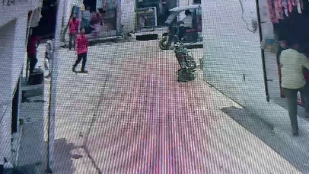 8 साल की लड़की का दिन में उठाने का हुआ प्रयास।सूचना मिलने के बावजूद भी अभी तक उसको पुलिस नहीं पकड़ भाई। Bazpur Mudiya p.