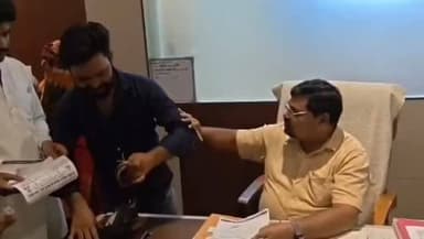#बरेली
उत्तर प्रदेश के बरेली में नगर स्वास्थ्य अधिकारी के कार्यालय में सफाईकर्मियों का गुस्सा फूट पड़ा। एक सफाईकर्मी ने अधिकारी पर भ्रष्टाचार का आरोप लगाते हुए उनके सामने चूड़ियां फेंक दीं और विरोध जताया। आरोप है कि आउटसोर्सिंग कंपनी द्वारा 13 हजार रुपये मासिक वेतन तय होने के बावजूद कर्मचारियों को केवल 7500 रुपये ही दिए जा रहे हैं। वेतन कटौती और कथित भ्रष्टाचार को लेकर सफाईकर्मियों में भारी नाराजगी है।
#Bareilly #UPNews #SafaiKarmi #Corruption #BreakingNews #ViralNews #MunicipalCorporation #BharatNews #UttarPradesh #NewsUpdate #TrendingNow #ViralVideo #LocalNews #BareillyNews #HindiNews