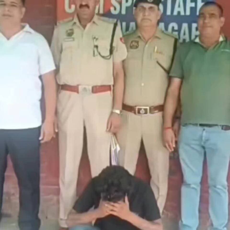 यमुनानगर साधु के भेष में हाईवे पर करता था स्नेचिंग, पानी मांगकर रोकता था गाड़ी… पुलिस ने पकड़ा नकली बाबा।।
#FakeBaba #HighwayCrime #ChainSnatching #CrimeNews #PoliceAction #YamunanagarPolice #HaryanaNews #CrimeAlert #ViralNews #BreakingNews
