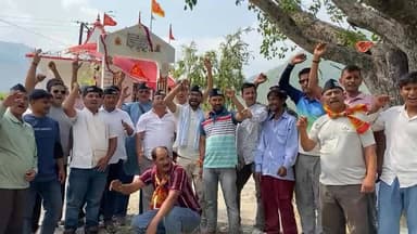 चौबट्टाखाल विधानसभा के अंतर्गत एकेश्वर ब्लॉक के बौंसाली गाँव में निर्मित मां ज्वाल्पा के नवनिर्मित मंदिर के उद्घाटन के अवसर पर आयोजित पूजन व भंडारे के दौरान उक्रांद के पक्ष में एकजुट हुआ पहाड़ी समाज...
#जयपहाड़जयपहाड़ी
#उक्रांदमिशन2027