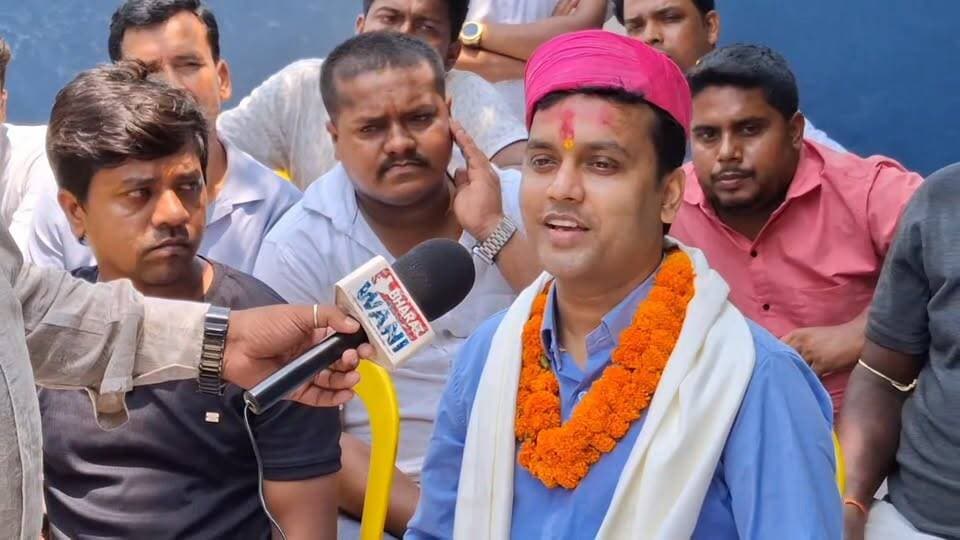 गाँव का लड़का 5 बार असफल होने के बाद भी नहीं हारा, अब RO बनकर करेगा देश की सेवा। 🔥💪
#SuccessStory #Motivation #VillageBoy #RO #NeverGiveUp #Inspiration #ViralReels #HindiNews #StruggleToSuccess