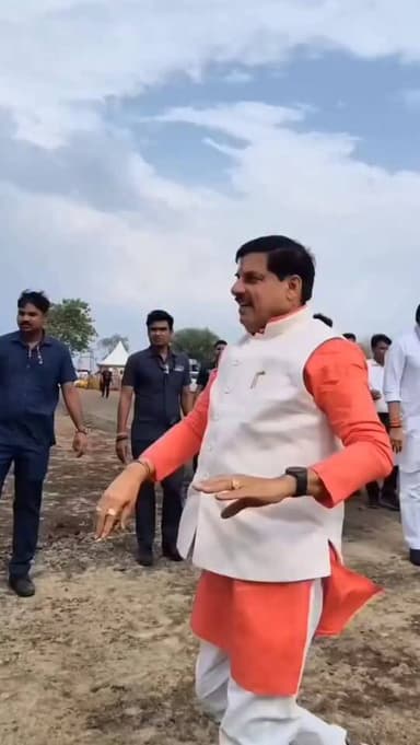 सीएमओ ने जारी किया बयान मोहन यादव पर लगे जमीन के सभी आरोप निराधार और राजनीतिक साजिश।
मुख्यमंत्री डॉ. मोहन यादव पर कांग्रेस द्वारा लगाए गए भूमि खरीदारी और कथित घोटाले के आरोपों पर मुख्यमंत्री कार्यालय (सीएमओ) ने आधिकारिक बयान जारी कर सभी आरोपों को निराधार और तथ्यहीन बताया है। सीएमओ ने बताया की मुख्यमंत्री और उनके परिवार की संपत्ति में मुख्यमंत्री बनने के बाद कोई अनुचित वृद्धि नहीं हुई है तथा सभी संपत्तियों का विवरण वर्ष 2023 के नामांकन शपथ-पत्र में घोषित किया जा चुका है।
सीएमओ ने कहा कि डॉ. मोहन यादव के परिवार का रियल एस्टेट व्यवसाय वर्षों पुराना है और सभी लेन-देन कानूनी प्रक्रिया के तहत पारदर्शी ढंग से किए गए हैं। बयान में कांग्रेस पर मुख्यमंत्री की छवि धूमिल करने के उद्देश्य से भ्रामक आरोप लगाने का आरोप भी लगाया गया। सीएमओ के मुताबिक डॉ. मोहन यादव की 17 एकड़, पत्नी सीमा यादव की 12.29 एकड़, एवं बेटे वैभव यादव की 16 एकड़ तथा बहु शालिनी यादव की 10 �