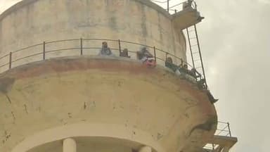 बारां शहर के कोटा रोड़ पर एक भूमि पर सालों से रह रहे परिवार को हटाने की कार्रवाई का विरोध, पीड़ित परिवार चढ़ा सिविल लाइन स्थित पानी की टंकी पर, प्रशासन के खिलाफ नारेबाजी कर जता रहे विरोध, परिवार लगा रहा मदद की गुहार, 70 वर्षो से काबिज बता रहे हैं भूमि पर।।
#barannagarprishad #dcdmbaran #nagarprishadbaran #vairalpost #trendingnews #BreakingNews #pradarshan #viralnews #PaniKiTanki
