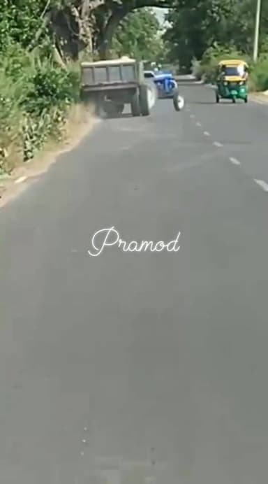 LIVE VIDEO: बालू लदे ट्रैक्टर की टक्कर से दर्दनाक हादसा, दो की मौत, कई घायल
मंझनपुर थाना क्षेत्र के सेलरहां पश्चिम के पास सीएनजी टेम्पो को बालू लदे ट्रैक्टर ने जोरदार टक्कर मार दी। हादसे में दो लोगों की मौत हो गई, जबकि आधा दर्जन से अधिक लोग घायल बताए जा रहे हैं।
#LiveVideo #Kaushambi #RoadAccident #BreakingNews #UPNews #ViralVideo #HindiNews