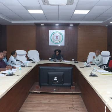 कलेक्टर श्रीमती रेना जमील ने खाद्य विभाग की समीक्षा बैठक में सार्वजनिक वितरण प्रणाली की प्रगति का जायजा लिया। बैठक में शत-प्रतिशत ई-केवाईसी, पारदर्शी राशन वितरण, रीयल टाइम मॉनिटरिंग तथा पात्र हितग्राहियों को समय पर खाद्यान्न उपलब्ध कराने के निर्देश दिए गए। शासन की मंशा के अनुरूप खाद्य योजनाओं के प्रभावी क्रियान्वयन पर विशेष जोर दिया गया।
#Surajpur #FoodDepartment #PDS #eKYC #PublicDistributionSystem GoodGovernance TransparentGovernance FoodSecurity Chhattisgarh CollectorSurajpur JanKalyan CGGovt