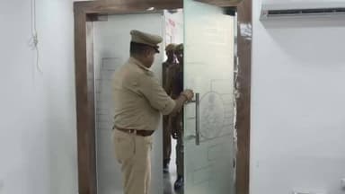 मछली विवाद में चौकीदार की हत्या का खुलासा, मुख्य आरोपी गिरफ्तार
कौशाम्बी। महेवाघाट थाना क्षेत्र में मछली के विवाद में हुई चौकीदार की हत्या के मामले का पुलिस ने खुलासा कर दिया है। पुलिस ने मुख्य आरोपी राजू सरोज को गिरफ्तार कर उसके कब्जे से हत्या में प्रयुक्त लाठी, पत्थर और घटना के समय पहने गए कपड़े बरामद किए हैं।
पुलिस के अनुसार, आरोपी ने साथी के साथ मिलकर पहले चौकीदार को शराब पिलाई और फिर सिर पर वार कर उसकी हत्या कर दी थी। मामले के खुलासे में इलेक्ट्रॉनिक सर्विलांस और सीसीटीवी फुटेज ने अहम भूमिका निभाई।
पुलिस का कहना है कि घटना में शामिल दूसरे आरोपी की तलाश जारी है और जल्द ही उसे भी गिरफ्तार कर लिया जाएगा।
#कौशाम्बी #महेवाघाट #हत्याकांड #पुलिस_खुलासा #राजूसरोज दैनिकजागरण KaushambiNews BreakingNews