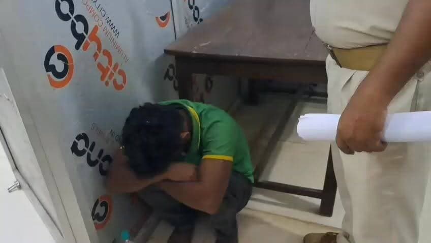मुंगेर में 93 कार्टून शराब के साथ गिरफ्तार दो शराब तस्कर पुलिस को चकमा देकर फरार एक को पुलिस ने दौरा कर पकड़ा दूसरा भागने में रहा सफल
जिले में शराब तस्करी के एक बड़े मामले में उस समय हड़कंप मच गया, जब 800 लीटर विदेशी शराब के साथ गिरफ्तार दो आरोपियों में से एक कोर्ट में पेशी के लिए ले जाने के दौरान पुलिस को चकमा देकर फरार हो गया। वहीं दूसरे आरोपी को पुलिस ने दौड़ाकर दोबारा पकड़ लिया। फरार आरोपी की गिरफ्तारी के लिए पुलिस लगातार छापेमारी कर रही है।
#MungerNews #BreakingNews #LiquorSmuggling #MungerPolice #PoliceLapse #AccusedEscaped #BiharNews #CrimeNews #publicnewsmunger #CrimeUpdate #BiharBreaking #PoliceAction #Munger