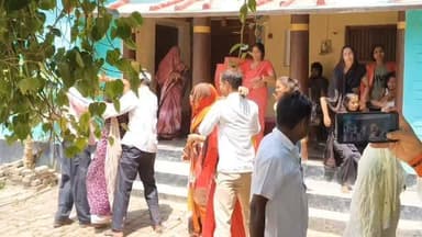गुठनी (सीवान)- प्रेम प्रसंग में साजिश का आरोप, 23 वर्षीय युवक की मौत के बाद लड़की के दरवाजे पर रखा शव, हंगामा, मौके पर पहुँची पुलिस
#siwan #siwannews #bignews #viral #news
