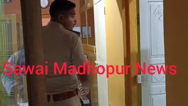 *अग्नि सुरक्षा में बड़ी लापरवाही उजागर, कई संस्थानों में नहीं मिले मानक उपकरण*
सवाई माधोपुर। राजस्थान सरकार के निर्देशानुसार नगर परिषद अग्निशमन अधिकारी कृष्णकांत मीणा के नेतृत्व में अग्निशमन विभाग की टीम ने बुधवार को जिला मुख्यालय स्थित विद्यालयों, कोचिंग संस्थानों, छात्रावासों एवं होटलों का निरीक्षण किया। निरीक्षण के दौरान कई संस्थानों में अग्निशमन उपकरण ही उपलब्ध नहीं पाए गए, जबकि कुछ स्थानों पर लगे उपकरणों की वैधता अवधि समाप्त हो चुकी थी।
जांच के दौरान सुरक्षा मानकों में गंभीर खामियां सामने आने पर संबंधित संस्थानों के संचालकों को आवश्यक दिशा-निर्देश जारी किए गए। अग्निशमन अधिकारी कृष्णकांत मीणा ने बताया कि आगजनी जैसी आपात स्थितियों से निपटने के लिए सभी संस्थानों में मानक अग्निशमन उपकरण एवं सुरक्षा व्यवस्थाएं अनिवार्य हैं। नियमों की अवहेलना करने वाले संस्थानों के विरुद्ध नियमानुसार कार्रवाई भी की जा सकती है।
अभियान के तहत आगामी दिनों में भी विभिन्न संस्थानों का निरीक्षण जारी रहेगा, ताकि जन सुरक्षा से जुड़े मानकों की प्रभावी पालना सुनिश्चित की जा सके।
#Nagar Parishad Sawai Madhopur, #DM Sawai Madhopur, #News 25 Rajasthan, #District Collector & Magistrate - Sawai Madhopur, #Ranthambhore News Xpress #folowors #Sawai MadhopurNews #newstoday #fecebookpost #hightlight #Sawai Madhopur #folowers