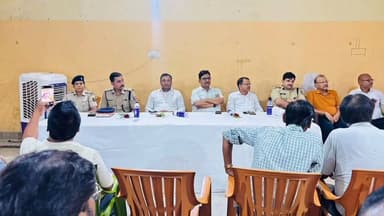 सदर अनुमंडल पदाधिकारी दिलीप कुमार के नेतृत्व में आगामी मुहर्रम पर्व एवं विधि-व्यवस्था संधारण को लेकर एक महत्वपूर्ण बैठक आयोजित की गई। बैठक का उद्देश्य पर्व के अवसर पर शांति, सौहार्द एवं विधि-व्यवस्था बनाए रखने के साथ-साथ शहर की विभिन्न जनसमस्याओं के समाधान हेतु संबंधित विभागों के साथ समन्वय स्थापित करना था।
बैठक में अनुमंडल पुलिस पदाधिकारी, सदर समस्तीपुर, ट्रैफिक पुलिस पदाधिकारी, नगर निगम के पदाधिकारी, विद्युत विभाग के पदाधिकारी, विभिन्न विभागों के प्रतिनिधि एवं व्यवसायी संघ के सदस्य उपस्थित थे। बैठक के दौरान व्यवसायी संघ के प्रतिनिधियों द्वारा शहर में यातायात व्यवस्था, अतिक्रमण, विद्युत आपूर्ति, ओवरब्रिज से संबंधित समस्याएं, साफ-सफाई, जलनिकासी एवं अन्य जनहित से जुड़े विषयों को प्रमुखता से उठाया गया।
व्यवसायी संघ के प्रतिनिधियों ने कहा कि शहर में बढ़ते यातायात दबाव के कारण आमजनों एवं व्यवसायियों को कई प्रकार की कठिनाइयों का सामना करना पड़ता है। इसके अतिरिक्त, कुछ स्थानों पर विद्युत आपूर्ति एवं अधोसंरचनात्मक समस्याओं के कारण भी लोगों को परेशानी हो रही है। इस पर अनुमंडल पदाधिकारी श्री दिलीप कुमार ने संबंधित विभागीय पदाधिकारियों को आवश्यक दिशा-निर्देश देते हुए कहा कि सभी समस्याओं का प्राथमिकता के आधार पर त्वरित निष्पादन सुनिश्चित किया जाए।
अनुमंडल पदाधिकारी ने कहा कि प्रशासन आमजनों एवं व्यवसायियों की समस्याओं के समाधान के लिए पूर्णतः प्रतिबद्ध है। उन्होंने आश्वस्त किया कि बैठक में प्राप्त सभी सुझावों एवं शिकायतों पर गंभीरतापूर्वक विचार करते हुए निर्धारित समय-सीमा के भीतर आवश्यक कार्रवाई की जाएगी। उन्होंने कहा कि विभिन्न विभागों के बीच बेहतर समन्वय स्थापित कर जनसुविधाओं को और अधिक सुदृढ़ बनाया जाएगा।
बैठक में आगामी मुहर्रम पर्व को लेकर विशेष रूप से विधि-व्यवस्था, सुरक्षा व्यवस्था, जुलूस मार्ग, यातायात प्रबंधन, साफ-सफाई, विद्युत आपूर्ति तथा संवेदनशील स्थलों पर विशेष निगरानी जैसे विषयों पर विस्तार से चर्चा की गई। अनुमंडल पदाधिकारी ने कहा कि मुहर्रम पर्व आपसी भाईचारे, सामाजिक सौहार्द एवं शांति का प्रतीक है तथा सभी समुदायों को मिल-जुलकर पर्व को शांतिपूर्ण वातावरण में मनाना चाहिए।
उन्होंने उपस्थित सभी गणमान्य व्यक्तियों, व्यवसायी संघ के सदस्यों एवं आमजनों से प्रशासन का सहयोग करने की अपील करते हुए कहा कि किसी भी प्रकार की अफवाह पर ध्यान न दें तथा किसी भी संदिग्ध गतिविधि की सूचना तत्काल प्रशासन को दें। उन्होंने स्पष्ट किया कि पर्व के दौरान शांति एवं विधि-व्यवस्था बनाए रखने के लिए प्रशासन पूरी तरह सतर्क एवं प्रतिबद्ध है तथा सभी आवश्यक सुरक्षा एवं प्रशासनिक व्यवस्थाएं सुनिश्चित की जाएंगी।
बैठक का समापन आपसी सहयोग, समन्वय एवं भाईचारे की भावना के साथ मुहर्रम पर्व को शांतिपूर्ण एवं सौहार्दपूर्ण वातावरण में संपन्न कराने के संकल्प के साथ किया गया।
#samastipur #BJPNEWS #SamastipurPolice #trendingnews #trendingreels #viral #nonfollowersシ゚