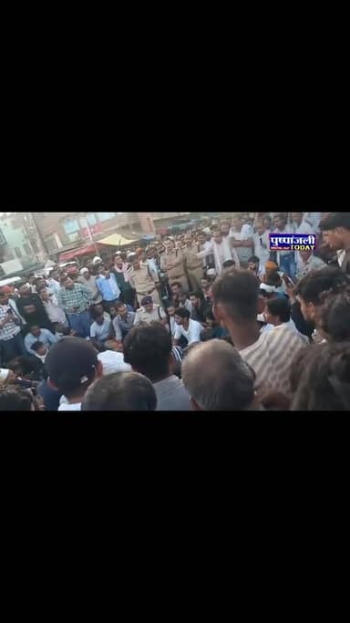 राय की पाली गांव के पास संदिग्ध हालत में घायल मिले युवक की इलाज के दौरान मौत, आक्रोशित परिजनों ने किया चक्का जाम
गोहद।राय की पाली गांव के पास संदिग्ध परिस्थितियों में गंभीर रूप से घायल मिले एक युवक सचिन पुत्र ब्रजराज तोमर की उपचार के दौरान मौत हो जाने के बाद परिजनों और ग्रामीणों में भारी आक्रोश फैल गया। घटना से नाराज परिजनों ने दोषियों की गिरफ्तारी और निष्पक्ष जांच की मांग को लेकर सड़क पर चक्का जाम कर दिया।
#viral #gwalior #pushpanjalitoday #viralreels #jansamparkmp