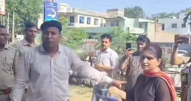 लखनऊ अग्निकांड के बाद अलवर प्रशासन हरकत में...बिना फायर एनओसी और अग्निशमन उपकरणों के संचालित कोचिंग व लाइब्रेरी को नगर निगम ने किया सील। कार्रवाई के दौरान कोचिंग संचालक और निगम अधिकारियों के बीच जमकर हुई बहस, मामला इतना बढ़ा कि नौकरी तक खाने की धमकी दे डाली गई।