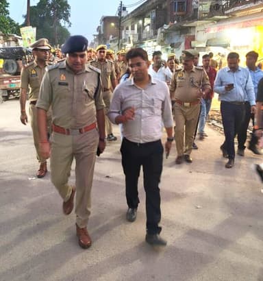 #SitapurPolice उपजिलाधिकारी सदर एवं क्षेत्राधिकारी नगर द्वारा शांति/सुरक्षा व्यवस्था के दृष्टिगत बाजार एवं भीड़-भाड़ वाले स्थानों एवं महत्वपूर्ण प्रतिष्ठानों के आस-पास फुट पेट्रोलिंग कर सुरक्षा व्यवस्था का जायजा लिया गया।
#UPPolice
@Igrangelucknow https://t.co/SP7wvHIOhp