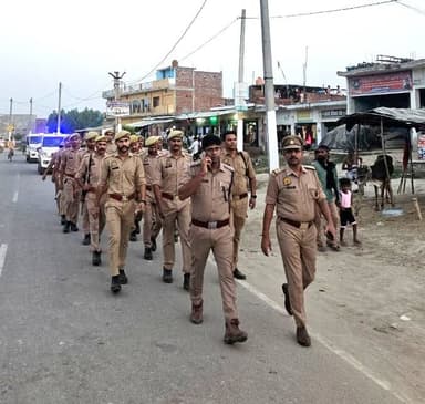 #SitapurPolice क्षेत्राधिकारी बिसवां द्वारा शांति/सुरक्षा व्यवस्था के दृष्टिगत बाजार एवं भीड़-भाड़ वाले स्थानों एवं महत्वपूर्ण प्रतिष्ठानों के आस-पास फुट पेट्रोलिंग कर सुरक्षा व्यवस्था का जायजा लिया गया। #UPPolice
@Igrangelucknow https://t.co/ynMgbT1bOu