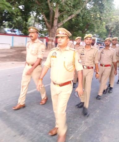 #SitapurPolice थाना इमलिया सुल्तानपुर पुलिस द्वारा अपराध नियंत्रण, शांति/सुरक्षा एवं कानून व्यवस्था तथा जनमानस में सुरक्षा की भावना बनाये रखने हेतु मुख्य मार्गों, बाजारों एवं भीड़-भाड़ वाले स्थानों पर पैदल गश्त की जा रही है।
#UPPolice #Footpatrolling
@Igrangelucknow https://t.co/qXFRBj1aFt