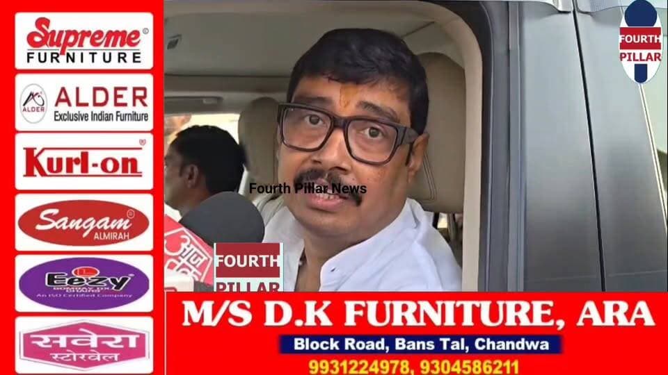 भरत तिवारी केस में अतुल राय का हमला, बोले- यह एनकाउंटर नहीं हत्या
डिस्क्रिप्शन:
यूपी के घोसी के पूर्व सांसद अतुल राय भरत तिवारी के परिजनों से मिलने बिलौटी पहुंचे। मीडिया से बातचीत में उन्होंने एनकाउंटर पर सवाल उठाते हुए इसे हत्या बताया और कहा कि वीडियो में युवक के हथियार फेंकने के बाद भी गोली चलती दिख रही है। अतुल राय ने कहा कि इस मामले की गूंज अब बिहार-यूपी से निकलकर पूरे देश में सुनाई दे रही है।
हैशटैग:
#BharatTiwari #AtulRai #EncounterCase #BhojpurNews #AraNews #BiharNews #JusticeForBharatTiwari #FakeEncounter #Bilauti