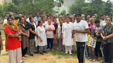सेक्टर बीटा-1 में कूड़ा उठाने के नाम पर पैसा वसूलने का आरोप
ग्रेटर नोएडा। सेक्टर बीटा-1 के निवासियों से कूड़ा उठाने के बदले पैसों की मांग की जा रही है।स्थानीय निवासियों का कहना है कि कुछ कूड़ा संग्रहण कर्मियों द्वारा घर-घर जाकर जबरन पैसे मांगे जा रहे हैं और पैसे न देने पर कूड़ा न उठाने की धमकी दी जा रही है।इस संबंध में सेक्टर के नागरिकों एवं आरडब्ल्यूए के अध्यक्ष संगीता शर्मा, महासचिव हरेन्द्र भाटी ओर पदाधिकारियों ने कहा कि यदि किसी प्रकार का शुल्क निर्धारित करना है तो पहले संबंधित प्राधिकरण और आरडब्ल्यूए के बीच समन्वय होना चाहिए। बिना किसी आधिकारिक सूचना के घर-घर जाकर पैसे मांगना उचित नहीं है।
निवासियों ने आरोप लगाया कि कई बार घर के पुरुष सदस्य मौजूद न होने पर महिलाओं से दबाव बनाकर पैसे मांगने का प्रयास किया जाता है, जो पूरी तरह अनुचित है
#GreaterNoida #Beta1 #GarbageCollection #SwachhBharat #RWA #ResidentsWelfareAssociation #WasteManagement #CivicIssues #GreaterNoidaNews #PublicConcern #CleanCity #UrbanGovernance #NoidaExtension #LocalNews #SafaiVyavastha #CitizenVoice #Beta1Residents #GautamBuddhNagar #NewsUpdate #HindiNews