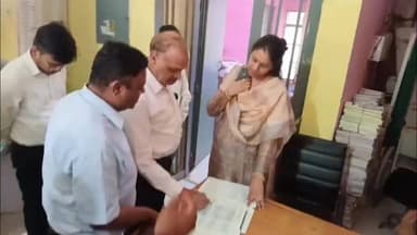 डीएम-सीएमओ का पीएचसी असोथर पर औचक निरीक्षण, स्वास्थ्य सेवाओं की हुई गहन पड़ताल
डॉ. नीरज गुप्ता की कार्यशैली की सराहना, कुछ व्यवस्थागत कमियों पर सुधार के निर्देश
जनस्वास्थ्य सेवाओं में लापरवाही बर्दाश्त नहीं, तीन दिन में स्पष्टीकरण और सुधार का अल्टीमेटम
✒️रिपोर्ट अमर केसरवानी
असोथर (फतेहपुर)। जिलाधिकारी निधि गुप्ता वत्स और मुख्य चिकित्सा अधिकारी डॉ. उदयभान सिंह ने बुधवार को प्राथमिक स्वास्थ्य केंद्र (पीएचसी) असोथर तथा ब्लॉक मुख्यालय का औचक निरीक्षण किया। निरीक्षण के दौरान स्वास्थ्य सेवाओं, साफ-सफाई, दवा वितरण, प्रसव केंद्र और स्टाफ की उपस्थिति की गहन समीक्षा की गई। अधिकारियों ने जहां कुछ व्यवस्थाओं पर नाराजगी जताते हुए सुधार के निर्देश दिए, वहीं पीएचसी प्रभारी डॉ. नीरज गुप्ता द्वारा स्वास्थ्य सेवाओं को बेहतर बनाने के प्रयासों और मरीजों के प्रति उनकी सक्रियता की भी सराहना की गई।
फतेहपुर जनपद के असोथर स्थित प्राथमिक स्वास्थ्य केंद्र में बुधवार दोपहर उस समय हलचल मच गई जब जिलाधिकारी निधि गुप्ता वत्स और मुख्य चिकित्सा अधिकारी डॉ. उदयभान सिंह अचानक निरीक्षण के लिए पहुंच गए। अधिकारियों के आगमन की सूचना मिलते ही स्वास्थ्य विभाग के कर्मचारियों में हड़कंप मच गया।
निरीक्षण के दौरान जिलाधिकारी ने उपस्थिति पंजिका, स्टोर रूम, ओपीडी, मरीज वार्ड, दवा वितरण कक्ष, चिकित्सा प्रभारी कक्ष और अस्पताल परिसर का बारीकी से निरीक्षण किया। इसी दौरान चिकित्सा प्रभारी कक्ष के समीप जागरूकता पत्रकों का अव्यवस्थित ढंग से रखा जाना अधिकारियों की नाराजगी का कारण बना।
डीएम ने इस स्थिति को गंभीरता से लेते हुए संबंधित कर्मचारियों को फटकार लगाई और साफ-सफाई व्यवस्था को प्राथमिकता देने के निर्देश दिए। वहीं सीएमओ ने भी अस्पताल प्रबंधन को व्यवस्था सुधारने के लिए समयबद्ध कार्ययोजना तैयार करने को कहा।
डॉ. नीरज गुप्ता की कार्यशैली बनी चर्चा का विषय
निरीक्षण के दौरान चिकित्सा प्रभारी डॉ. नीरज गुप्ता लगातार अधिकारियों को अस्पताल की व्यवस्थाओं, मरीजों को दी जा रही सुविधाओं और स्वास्थ्य सेवाओं की जानकारी देते रहे। स्थानीय लोगों का कहना है कि डॉ. नीरज गुप्ता के नेतृत्व में अस्पताल में कई व्यवस्थाओं में पहले की तुलना में सुधार देखने को मिला है और ग्रामीण क्षेत्रों के मरीजों को बेहतर स्वास्थ्य सेवाएं उपलब्ध कराने का लगातार प्रयास किया जा रहा है।
हालांकि निरीक्षण के दौरान कुछ व्यवस्थागत कमियां सामने आने पर अधिकारियों ने जवाबदेही तय करने के निर्देश दिए, लेकिन अस्पताल में संचालित प्रसव सेवाएं, हेल्थ एटीएम मशीन, लैब और लेबर रूम की व्यवस्थाएं संतोषजनक पाई गईं।
प्रसव केंद्र की व्यवस्थाओं की सराहना
डीएम और सीएमओ ने प्रसव केंद्र का निरीक्षण करते हुए स्टाफ नर्स कल्पना से जानकारी प्राप्त की। प्रसव सेवाओं, मरीजों की देखभाल और उपलब्ध सुविधाओं को लेकर अधिकारियों ने संतोष व्यक्त किया।
ग्रामीणों ने रखीं समस्याएं
निरीक्षण की सूचना मिलते ही बड़ी संख्या में ग्रामीण और नगरवासी पीएचसी परिसर पहुंच गए। लोगों ने डॉक्टरों की समयबद्ध उपस्थिति, ओपीडी संचालन और अन्य स्वास्थ्य सुविधाओं से संबंधित शिकायतें अधिकारियों के सामने रखीं। जिलाधिकारी ने सभी शिकायतों को गंभीरता से लेते हुए आवश्यक कार्रवाई का आश्वासन दिया।
अमृत सरोवर कार्यक्रम में भी शामिल हुए अधिकारी
पीएचसी निरीक्षण के बाद जिलाधिकारी एवं सीएमओ ने धरमपुर सुसवन गांव के लिए प्रस्थान किया, जहां अमृत सरोवर से जुड़े विकास कार्यों का निरीक्षण एवं उद्घाटन कार्यक्रम प्रस्तावित था।
वायरल फैक्ट
डीएम और सीएमओ के अचानक निरीक्षण की खबर सोशल मीडिया पर तेजी से चर्चा का विषय बनी रही। स्थानीय लोगों ने स्वास्थ्य सेवाओं की गुणवत्ता सुधारने के लिए ऐसे औचक निरीक्षणों को सकारात्मक कदम बताया। वहीं पीएचसी असोथर में स्वास्थ्य सुविधाओं को बेहतर बनाने के लिए डॉ. नीरज गुप्ता के प्रयासों की भी चर्चा होती रही।
स्वास्थ्य सेवाएं किसी भी प्रशासन की प्राथमिक जिम्मेदारी होती हैं। असोथर पीएचसी का यह निरीक्षण केवल कमियों की पहचान तक सीमित नहीं रहा, बल्कि बेहतर स्वास्थ्य व्यवस्था सुनिश्चित करने की दिशा में एक महत्वपूर्ण कदम भी साबित हुआ। अब निगाहें इस बात पर रहेंगी कि अधिकारियों द्वारा दिए गए निर्देशों का क्रियान्वयन कितनी तेजी और प्रभावशीलता के साथ किया जाता है।
🟥 ND NEWS की विशेष अपील
ND NEWS | दैनिक निष्पक्ष धारा सभी स्वास्थ्यकर्मियों, प्रशासनिक अधिकारियों और नागरिकों से अपील करता है कि सरकारी स्वास्थ्य संस्थानों को स्वच्छ, व्यवस्थित और जनहितकारी बनाने में अपना सहयोग दें।
"स्वस्थ समाज ही विकसित राष्ट्र की सबसे बड़ी पहचान है।"
👇👇
@dgpup
@RSSorg
@UPGovt
@wpl1090
@RSSgeet
@Uppolice
@MIB_India
@PMOIndia
@HMOIndia
@abmanglik
@VHPDigital
@igrangealld
@myogioffice
@InfoDeptUP
@dmfatehpur
@sdmsadarftp
@CMOfficeUP
@CMOUP_RC
@UPPRD1948
@ChiefSecyUP
@ChiefSecyUP
@MahantYogiG
@FatehpurSdm
@fatehpurpolice
@BajrangDalOrg
@112UttarPradesh
@myogiadityanath
@CommissionerPrg
@ADGZonPrayagraj
👇🏿👇🏿
#NDNews
#दैनिकनिष्पक्षधारा
#Fatehpur
#Asothar
#PHCAsothar
#DMFatehpur
#CMOFatehpur
#DrNeerajGupta
#HealthServices
#PublicHealth
#NidhiGuptaVats
#UdaybhanSingh
#UPHealth
#FatehpurNews
#BreakingNews
#NDNewsChannel
👇🏿👇🏿👇🏿👇🏿
🟥 ND NEWS | दैनिक निष्पक्ष धारा
मुख्य संपादक / संस्थापक: राजन सिंह हाड़ा
सह-संपादक: शालिनी सिंह भदौरिया
📍 कार्यालय-3: U158, हीरा स्वीट्स के पास, विकास मार्ग, लक्ष्मी नगर, पूर्वी दिल्ली, पिन कोड – 110092 (NCR)
📍 कार्यालय-2: विधानसभा रोड, बर्लिंगटन चौराहा, लखनऊ – 226001 (UP)
📍 कार्यालय-1: 1/1 अटल बिहारी चौराहा, नियर बर्मा चौराहा, फतेहपुर – 212601 (UP)
📅 दिनांक: 24 जून 2026
📆 दिन: बुधवार
📧 Email: ndnewschannel@gmail.com
📞 मोबाइल: 9696119696