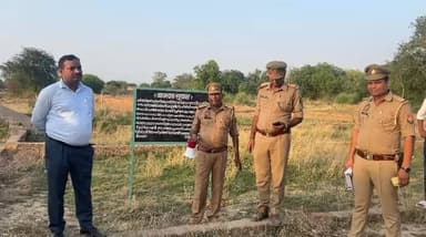 गैंगस्टर पर फतेहपुर पुलिस का बड़ा प्रहार, 52 लाख से अधिक की संपत्ति जब्त
तिहरे हत्याकांड से जुड़े आरोपी सुरेश सिंह उर्फ मुन्नू और परिवार की चल-अचल संपत्ति कुर्क
"संगठित अपराध की रीढ़ पर प्रहार" अभियान के तहत बड़ी कार्रवाई, अपराधियों में हड़कंप
✒️रिपोर्ट नाजिया परवीन
उत्तर प्रदेश सरकार की संगठित अपराध के विरुद्ध चल रही सख्त नीति के तहत फतेहपुर पुलिस ने एक बड़ी कार्रवाई करते हुए तिहरे हत्याकांड से जुड़े गैंगस्टर आरोपी सुरेश सिंह उर्फ मुन्नू और उसके परिजनों की लगभग ₹52.20 लाख मूल्य की चल एवं अचल संपत्ति जब्त कर ली है। पुलिस का कहना है कि यह संपत्ति आपराधिक गतिविधियों के माध्यम से अर्जित की गई थी। कार्रवाई गैंगस्टर एक्ट की धारा 14(1) के तहत सक्षम प्राधिकारी के आदेश पर की गई।
फतेहपुर जनपद के थाना हथगांव क्षेत्र के ग्राम अखरी में हुए चर्चित तिहरे हत्याकांड से जुड़े गैंगस्टर आरोपियों के खिलाफ पुलिस ने बड़ी कार्रवाई करते हुए उनकी आर्थिक कमर तोड़ने की दिशा में कदम बढ़ाया है।
पुलिस अधीक्षक फतेहपुर अभिमन्यु मांगलिक के निर्देशन में चलाए जा रहे विशेष अभियान के तहत थाना हथगांव पुलिस ने गैंगस्टर एक्ट में नामित आरोपी सुरेश सिंह उर्फ मुन्नू तथा उसके परिवार से संबंधित कुल ₹52,20,309 मूल्य की चल एवं अचल संपत्तियों को जब्त कर लिया।
पुलिस के अनुसार प्रारंभिक जांच में पाया गया कि आरोपी पक्ष द्वारा हत्या, जान से मारने की धमकी तथा अन्य संगठित आपराधिक गतिविधियों के माध्यम से आर्थिक लाभ अर्जित किया गया था। इसी आधार पर विधिक प्रक्रिया पूरी करते हुए संपत्ति जब्तीकरण की कार्रवाई की गई।
किन-किन की संपत्ति हुई जब्त
पुलिस द्वारा जारी विवरण के अनुसार—
सुरेश सिंह उर्फ मुन्नू की संपत्ति : ₹3,37,968
पीयूष सिंह पुत्र सुरेश सिंह की संपत्ति : ₹9,75,067
भूपेंद्र सिंह पुत्र सुरेश सिंह की संपत्ति : ₹13,53,560
ममता सिंह (पत्नी सुरेश सिंह) के नाम संपत्ति : ₹25,53,714
कुल जब्त संपत्ति : ₹52,20,309 (अनुमानित मूल्य)
लंबा आपराधिक इतिहास
पुलिस रिकॉर्ड के अनुसार सुरेश सिंह उर्फ मुन्नू के विरुद्ध हत्या, हत्या के प्रयास, गैंगस्टर एक्ट, आर्म्स एक्ट, गुंडा एक्ट, आबकारी अधिनियम सहित कई गंभीर मुकदमे दर्ज रहे हैं।
वहीं उसके पुत्र पीयूष सिंह और भूपेंद्र सिंह के विरुद्ध भी गैंगस्टर एक्ट, आर्म्स एक्ट तथा अन्य आपराधिक मामलों में मुकदमे दर्ज बताए गए हैं।
अपराधियों पर आर्थिक चोट
फतेहपुर पुलिस का कहना है कि केवल गिरफ्तारी ही नहीं बल्कि अपराध से अर्जित संपत्तियों को जब्त कर अपराधियों के आर्थिक नेटवर्क को समाप्त करना अभियान का मुख्य उद्देश्य है। पुलिस अधिकारियों का मानना है कि इस प्रकार की कार्रवाई से संगठित अपराध पर प्रभावी अंकुश लगाने में मदद मिलेगी।
वायरल फैक्ट
फतेहपुर पुलिस की यह कार्रवाई सोशल मीडिया पर चर्चा का विषय बनी हुई है।लोग इसे "अपराधियों की आर्थिक कमर तोड़ने वाली कार्रवाई" बता रहे हैं। बड़ी मात्रा में संपत्ति जब्ती के बाद क्षेत्र में अपराध जगत से जुड़े लोगों में भी हलचल देखी जा रही है।
फतेहपुर में की गई यह कार्रवाई केवल एक गैंगस्टर के खिलाफ कानूनी कदम नहीं बल्कि कानून व्यवस्था को मजबूत करने की दिशा में एक महत्वपूर्ण संदेश भी है। प्रशासन का दावा है कि भविष्य में भी संगठित अपराध, गैंगस्टर गतिविधियों और अपराध से अर्जित संपत्तियों के खिलाफ इसी प्रकार की कठोर कार्रवाई जारी रहेगी। अब यह देखना महत्वपूर्ण होगा कि न्यायिक प्रक्रिया के अगले चरण में यह मामला किस दिशा में आगे बढ़ता है।
🟥 NDNEWS की विशेष अपील
NDNEWS | दैनिक निष्पक्ष धारा समाज के सभी नागरिकों से अपील करता है कि अपराध और अपराधियों को किसी भी प्रकार का सामाजिक संरक्षण न दें।कानून व्यवस्था को मजबूत बनाने में पुलिस और प्रशासन का सहयोग करें।
"अपराध से अर्जित संपत्ति क्षणिक लाभ दे सकती है, लेकिन कानून का शिकंजा अंततः अपराधियों तक पहुंचता ही है।"
👇👇
@dgpup
@RSSorg
@UPGovt
@wpl1090
@RSSgeet
@Uppolice
@MIB_India
@PMOIndia
@HMOIndia
@abmanglik
@VHPDigital
@igrangealld
@myogioffice
@InfoDeptUP
@dmfatehpur
@sdmsadarftp
@CMOfficeUP
@CMOUP_RC
@ChiefSecyUP
@ChiefSecyUP
@MahantYogiG
@FatehpurSdm
@fatehpurpolice
@BajrangDalOrg
@112UttarPradesh
@myogiadityanath
@CommissionerPrg
@ADGZonPrayagraj
👇🏿👇🏿
#NDNews
#दैनिकनिष्पक्षधारा
#Fatehpur
#Ghazipur
#BreakingNews
#UPNews
#CrimeNews
#RajendraTiwari
#DhirajNishad
#AbhimanyuMangalik
#FatehpurPolice
#UPPolice
#ArmsAct
#MurderCase
#LawAndOrder
#JusticeForVictim
#NDNewsChannel
👇🏿👇🏿
🟥NDNEWS | निष्पक्ष धारा
मुख्य संपादक/संस्थापक:राजन सिंह हाड़ा
📞 मोबाइल: 9696119696