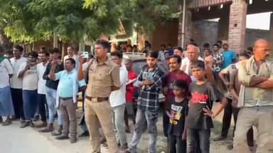 गैंगस्टर पर फतेहपुर पुलिस का बड़ा प्रहार, 52 लाख से अधिक की संपत्ति जब्त
तिहरे हत्याकांड से जुड़े आरोपी सुरेश सिंह उर्फ मुन्नू और परिवार की चल-अचल संपत्ति कुर्क
"संगठित अपराध की रीढ़ पर प्रहार" अभियान के तहत बड़ी कार्रवाई, अपराधियों में हड़कंप
✒️रिपोर्ट नाजिया परवीन
उत्तर प्रदेश सरकार की संगठित अपराध के विरुद्ध चल रही सख्त नीति के तहत फतेहपुर पुलिस ने एक बड़ी कार्रवाई करते हुए तिहरे हत्याकांड से जुड़े गैंगस्टर आरोपी सुरेश सिंह उर्फ मुन्नू और उसके परिजनों की लगभग ₹52.20 लाख मूल्य की चल एवं अचल संपत्ति जब्त कर ली है। पुलिस का कहना है कि यह संपत्ति आपराधिक गतिविधियों के माध्यम से अर्जित की गई थी। कार्रवाई गैंगस्टर एक्ट की धारा 14(1) के तहत सक्षम प्राधिकारी के आदेश पर की गई।
फतेहपुर जनपद के थाना हथगांव क्षेत्र के ग्राम अखरी में हुए चर्चित तिहरे हत्याकांड से जुड़े गैंगस्टर आरोपियों के खिलाफ पुलिस ने बड़ी कार्रवाई करते हुए उनकी आर्थिक कमर तोड़ने की दिशा में कदम बढ़ाया है।
पुलिस अधीक्षक फतेहपुर अभिमन्यु मांगलिक के निर्देशन में चलाए जा रहे विशेष अभियान के तहत थाना हथगांव पुलिस ने गैंगस्टर एक्ट में नामित आरोपी सुरेश सिंह उर्फ मुन्नू तथा उसके परिवार से संबंधित कुल ₹52,20,309 मूल्य की चल एवं अचल संपत्तियों को जब्त कर लिया।
पुलिस के अनुसार प्रारंभिक जांच में पाया गया कि आरोपी पक्ष द्वारा हत्या, जान से मारने की धमकी तथा अन्य संगठित आपराधिक गतिविधियों के माध्यम से आर्थिक लाभ अर्जित किया गया था। इसी आधार पर विधिक प्रक्रिया पूरी करते हुए संपत्ति जब्तीकरण की कार्रवाई की गई।
किन-किन की संपत्ति हुई जब्त
पुलिस द्वारा जारी विवरण के अनुसार—
सुरेश सिंह उर्फ मुन्नू की संपत्ति : ₹3,37,968
पीयूष सिंह पुत्र सुरेश सिंह की संपत्ति : ₹9,75,067
भूपेंद्र सिंह पुत्र सुरेश सिंह की संपत्ति : ₹13,53,560
ममता सिंह (पत्नी सुरेश सिंह) के नाम संपत्ति : ₹25,53,714
कुल जब्त संपत्ति : ₹52,20,309 (अनुमानित मूल्य)
लंबा आपराधिक इतिहास
पुलिस रिकॉर्ड के अनुसार सुरेश सिंह उर्फ मुन्नू के विरुद्ध हत्या, हत्या के प्रयास, गैंगस्टर एक्ट, आर्म्स एक्ट, गुंडा एक्ट, आबकारी अधिनियम सहित कई गंभीर मुकदमे दर्ज रहे हैं।
वहीं उसके पुत्र पीयूष सिंह और भूपेंद्र सिंह के विरुद्ध भी गैंगस्टर एक्ट, आर्म्स एक्ट तथा अन्य आपराधिक मामलों में मुकदमे दर्ज बताए गए हैं।
अपराधियों पर आर्थिक चोट
फतेहपुर पुलिस का कहना है कि केवल गिरफ्तारी ही नहीं बल्कि अपराध से अर्जित संपत्तियों को जब्त कर अपराधियों के आर्थिक नेटवर्क को समाप्त करना अभियान का मुख्य उद्देश्य है। पुलिस अधिकारियों का मानना है कि इस प्रकार की कार्रवाई से संगठित अपराध पर प्रभावी अंकुश लगाने में मदद मिलेगी।
वायरल फैक्ट
फतेहपुर पुलिस की यह कार्रवाई सोशल मीडिया पर चर्चा का विषय बनी हुई है।लोग इसे "अपराधियों की आर्थिक कमर तोड़ने वाली कार्रवाई" बता रहे हैं। बड़ी मात्रा में संपत्ति जब्ती के बाद क्षेत्र में अपराध जगत से जुड़े लोगों में भी हलचल देखी जा रही है।
फतेहपुर में की गई यह कार्रवाई केवल एक गैंगस्टर के खिलाफ कानूनी कदम नहीं बल्कि कानून व्यवस्था को मजबूत करने की दिशा में एक महत्वपूर्ण संदेश भी है। प्रशासन का दावा है कि भविष्य में भी संगठित अपराध, गैंगस्टर गतिविधियों और अपराध से अर्जित संपत्तियों के खिलाफ इसी प्रकार की कठोर कार्रवाई जारी रहेगी। अब यह देखना महत्वपूर्ण होगा कि न्यायिक प्रक्रिया के अगले चरण में यह मामला किस दिशा में आगे बढ़ता है।
🟥 NDNEWS की विशेष अपील
NDNEWS | दैनिक निष्पक्ष धारा समाज के सभी नागरिकों से अपील करता है कि अपराध और अपराधियों को किसी भी प्रकार का सामाजिक संरक्षण न दें।कानून व्यवस्था को मजबूत बनाने में पुलिस और प्रशासन का सहयोग करें।
"अपराध से अर्जित संपत्ति क्षणिक लाभ दे सकती है, लेकिन कानून का शिकंजा अंततः अपराधियों तक पहुंचता ही है।"
👇👇
@dgpup
@RSSorg
@UPGovt
@wpl1090
@RSSgeet
@Uppolice
@MIB_India
@PMOIndia
@HMOIndia
@abmanglik
@VHPDigital
@igrangealld
@myogioffice
@InfoDeptUP
@dmfatehpur
@sdmsadarftp
@CMOfficeUP
@CMOUP_RC
@ChiefSecyUP
@ChiefSecyUP
@MahantYogiG
@FatehpurSdm
@fatehpurpolice
@BajrangDalOrg
@112UttarPradesh
@myogiadityanath
@CommissionerPrg
@ADGZonPrayagraj
👇🏿👇🏿
#NDNews
#दैनिकनिष्पक्षधारा
#Fatehpur
#Ghazipur
#BreakingNews
#UPNews
#CrimeNews
#RajendraTiwari
#DhirajNishad
#AbhimanyuMangalik
#FatehpurPolice
#UPPolice
#ArmsAct
#MurderCase
#LawAndOrder
#JusticeForVictim
#NDNewsChannel
👇🏿👇🏿
🟥NDNEWS | निष्पक्ष धारा
मुख्य संपादक/संस्थापक:राजन सिंह हाड़ा
📞 मोबाइल: 9696119696